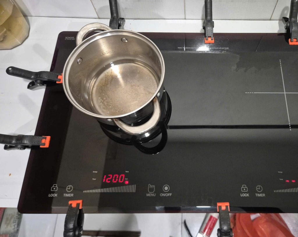 Thay Mặt Kính Bếp Từ iruka Tại Nhà Cho Khách Hàng